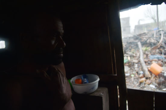  مواطن يختبئ داخل منزله الذى يحيطه الدمار جراء أمطار هايتى